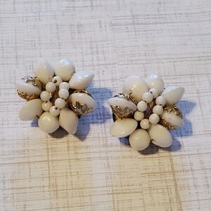 Vintage Elegant Floral White and Gold Earrings Hong Kong